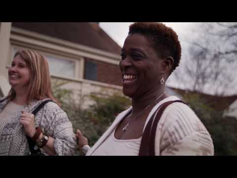 A woman tests out the Urban Southern Market Tote and shares what she likes about the handcrafted leather bag. Closed-captioning available on YouTube.
