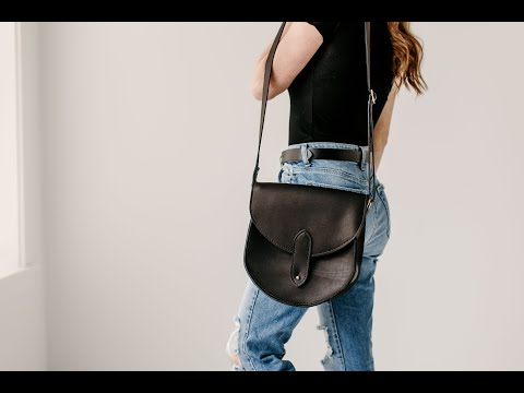 Video tour demonstrating the features of the Heritage Saddlebag. A woman is showcasing the interior compartment & brass ring. 